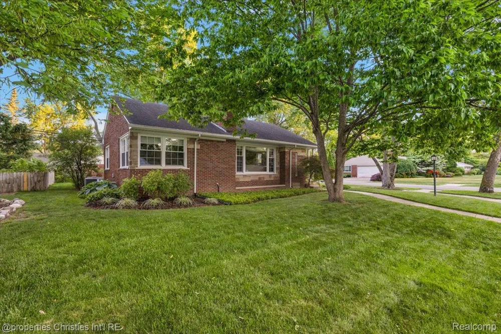 16051 Amherst Avenue Beverly Hills Village, MI 48025