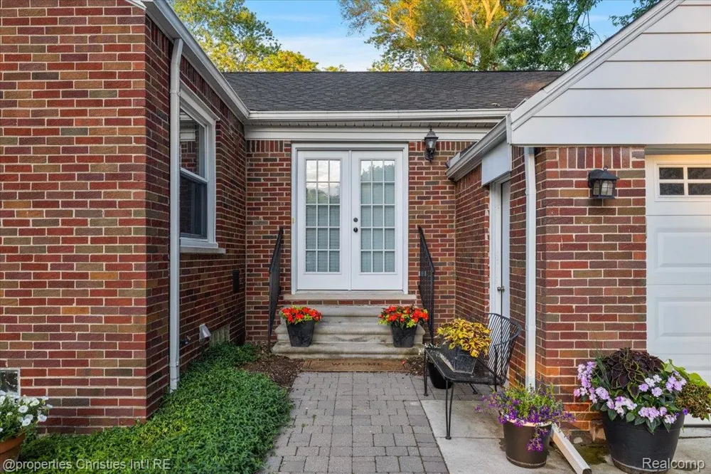 16051 Amherst Avenue Beverly Hills Village, MI 48025