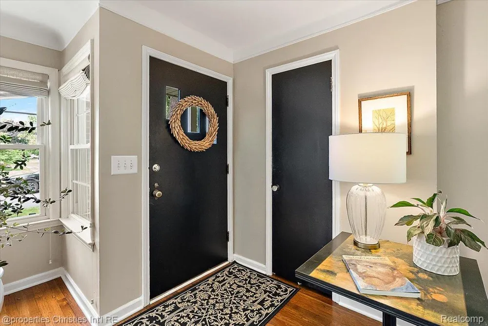 16051 Amherst Avenue Beverly Hills Village, MI 48025