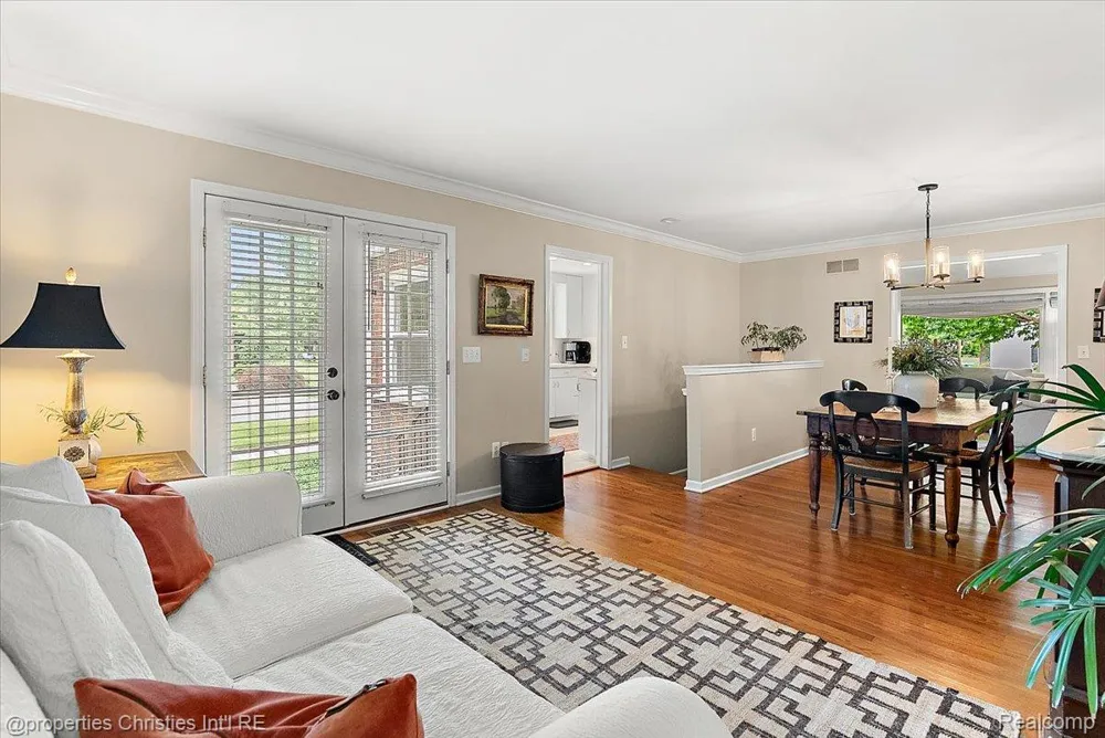 16051 Amherst Avenue Beverly Hills Village, MI 48025