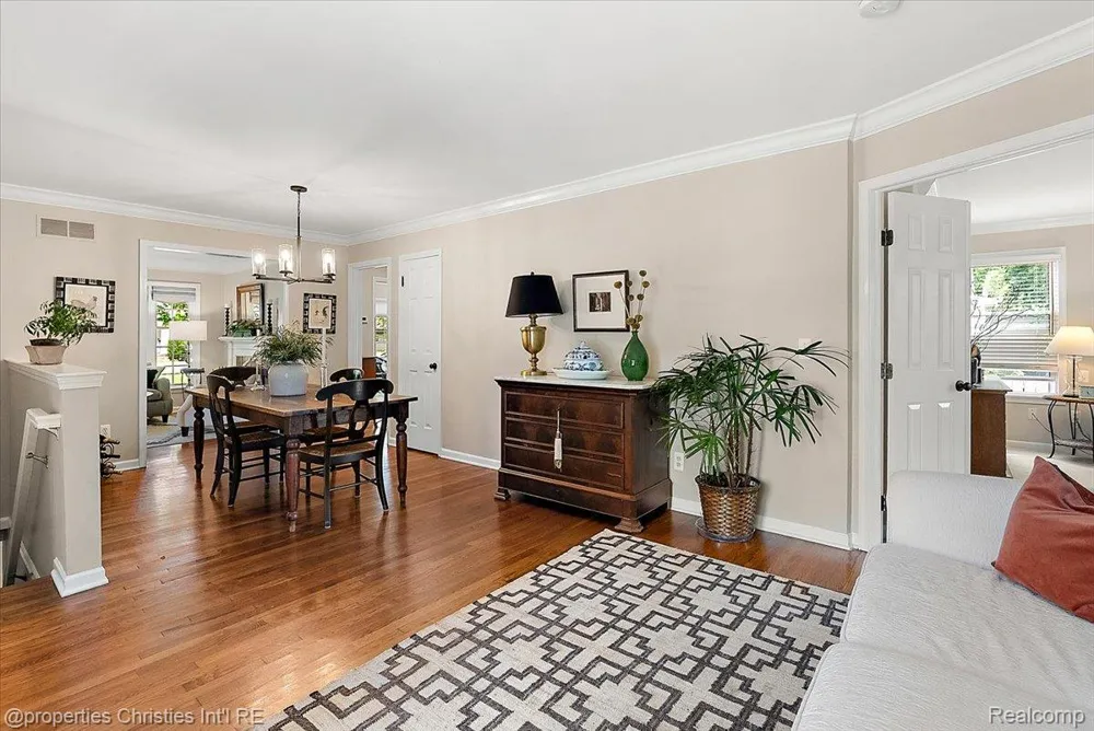 16051 Amherst Avenue Beverly Hills Village, MI 48025