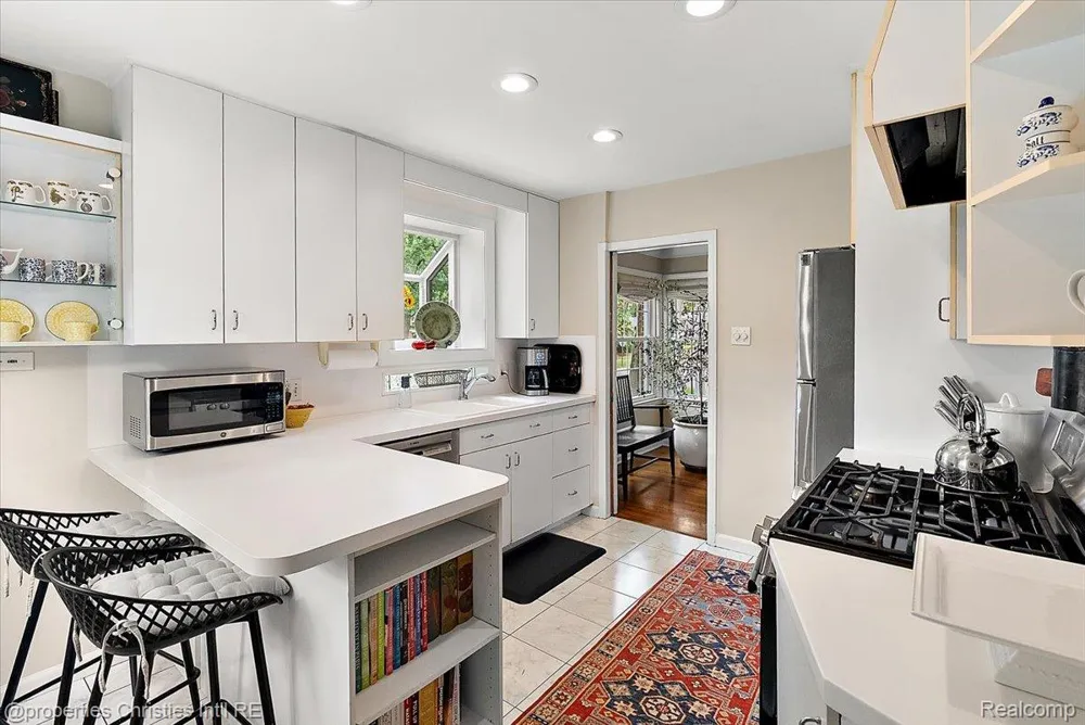 16051 Amherst Avenue Beverly Hills Village, MI 48025