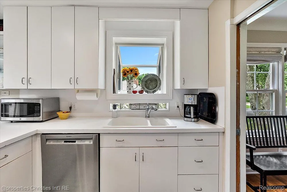 16051 Amherst Avenue Beverly Hills Village, MI 48025