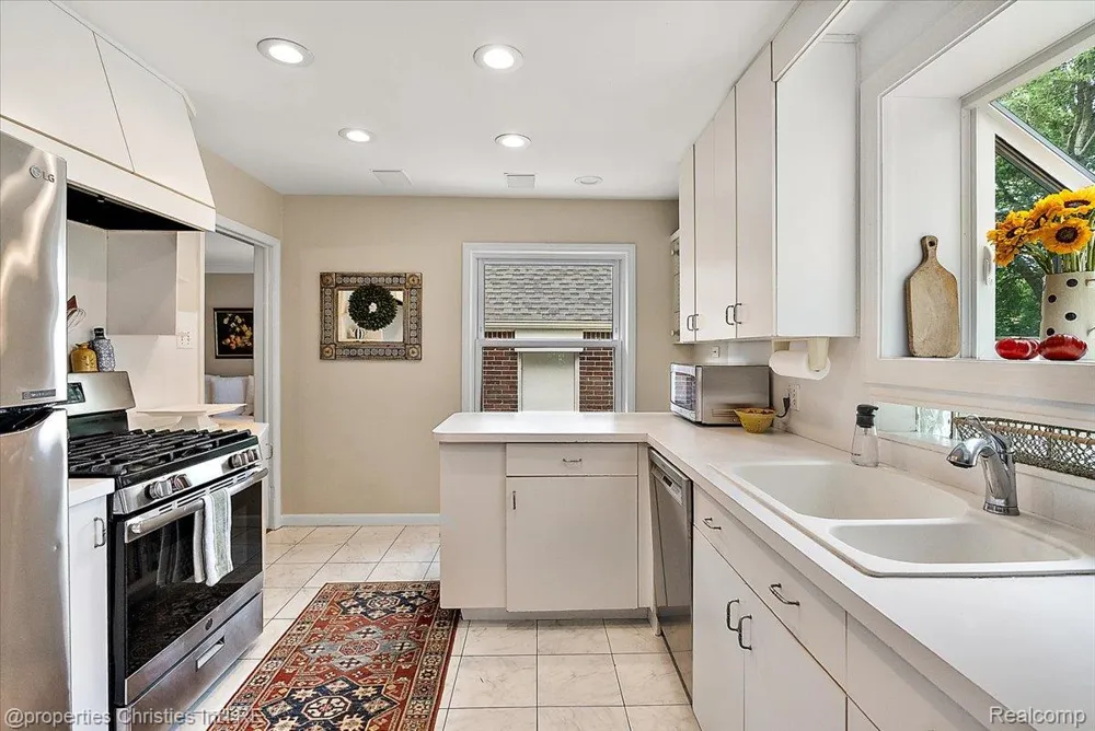 16051 Amherst Avenue Beverly Hills Village, MI 48025