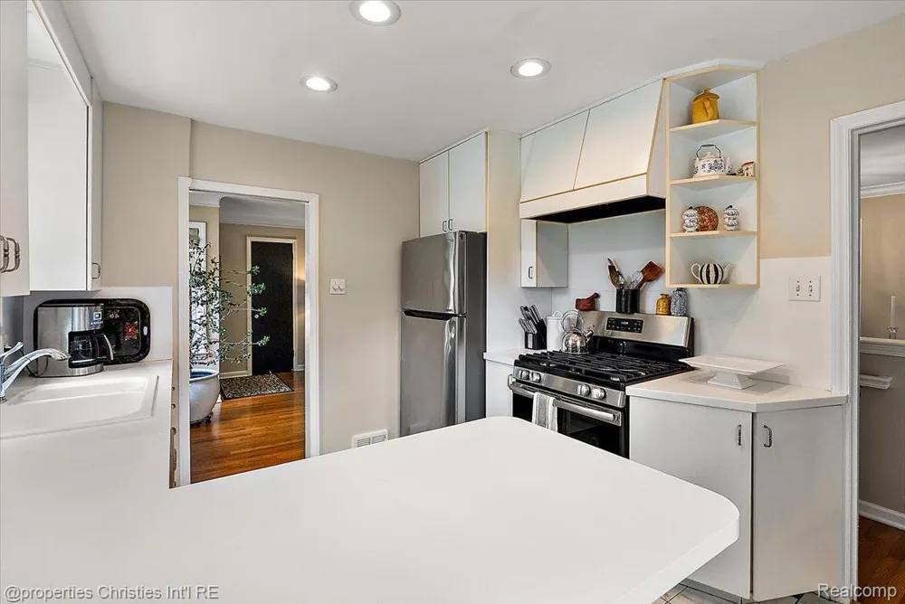16051 Amherst Avenue Beverly Hills Village, MI 48025