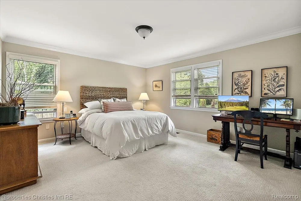 16051 Amherst Avenue Beverly Hills Village, MI 48025