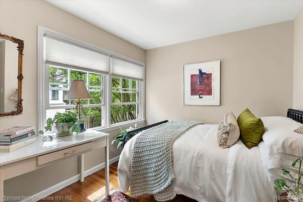 16051 Amherst Avenue Beverly Hills Village, MI 48025