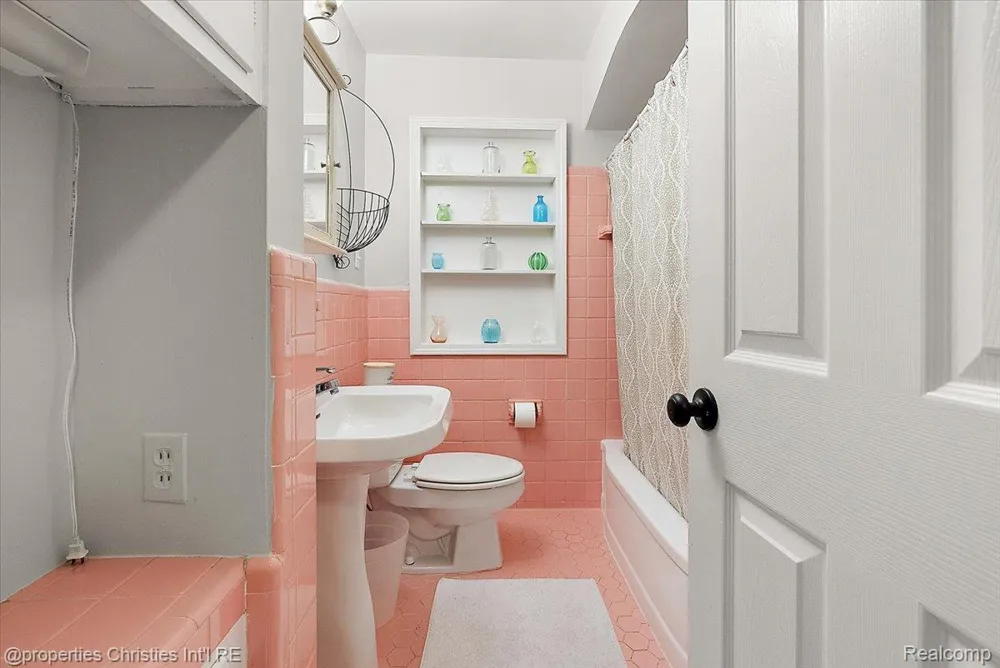 16051 Amherst Avenue Beverly Hills Village, MI 48025
