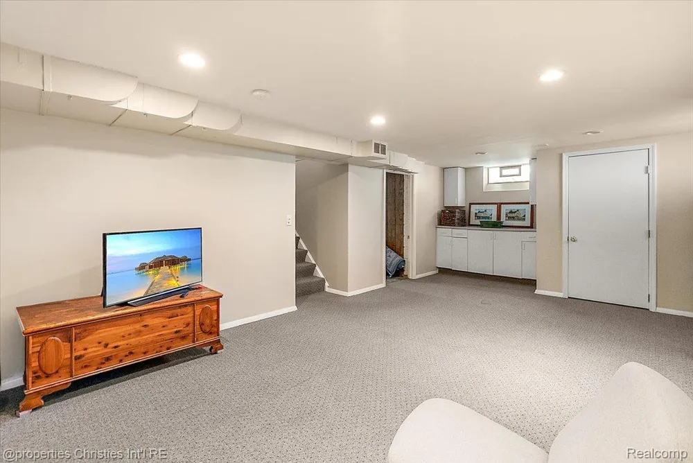 16051 Amherst Avenue Beverly Hills Village, MI 48025