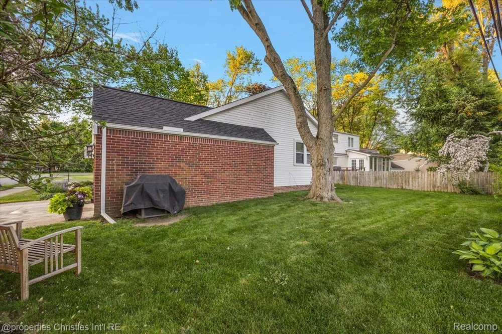 16051 Amherst Avenue Beverly Hills Village, MI 48025