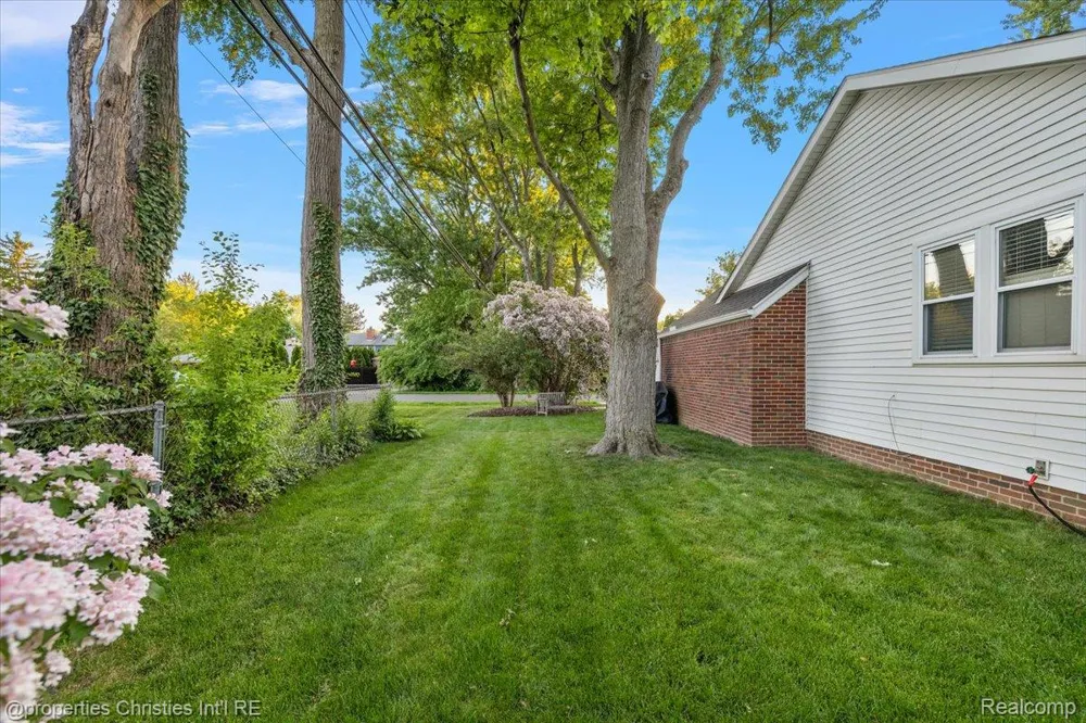 16051 Amherst Avenue Beverly Hills Village, MI 48025