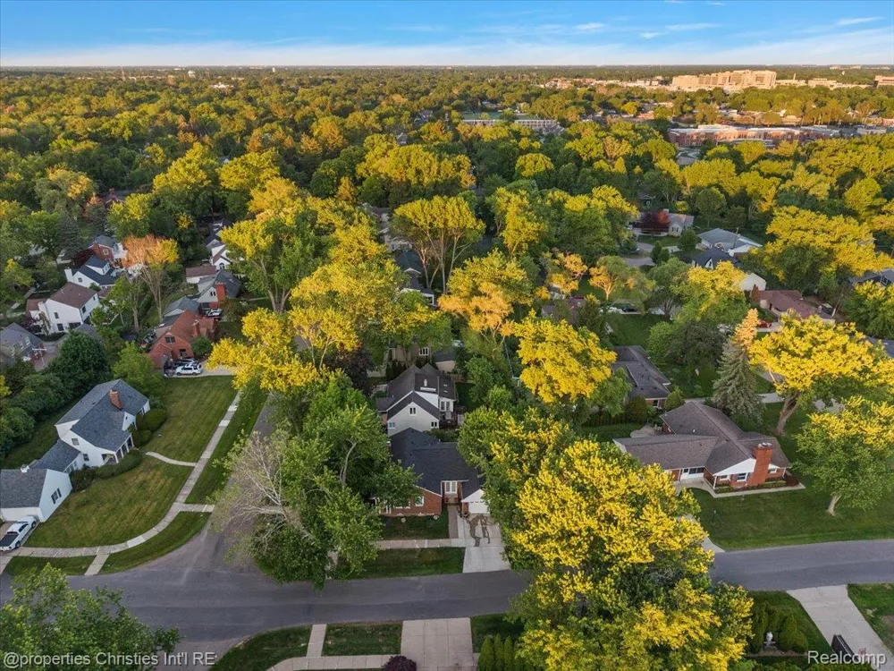 16051 Amherst Avenue Beverly Hills Village, MI 48025