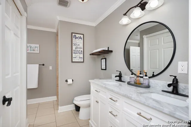 1102 E CROCKETT ST San Antonio, TX 78202