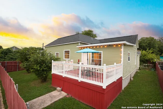 1102 E CROCKETT ST San Antonio, TX 78202