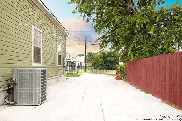 1102 E CROCKETT ST San Antonio, TX 78202