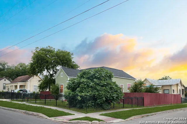 1102 E CROCKETT ST San Antonio, TX 78202