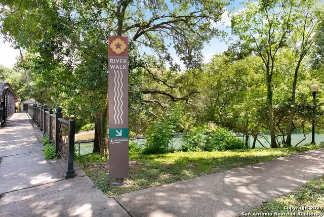 1102 E CROCKETT ST San Antonio, TX 78202