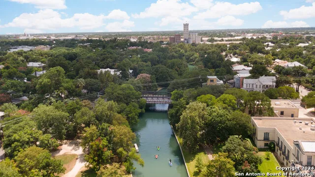1102 E CROCKETT ST San Antonio, TX 78202