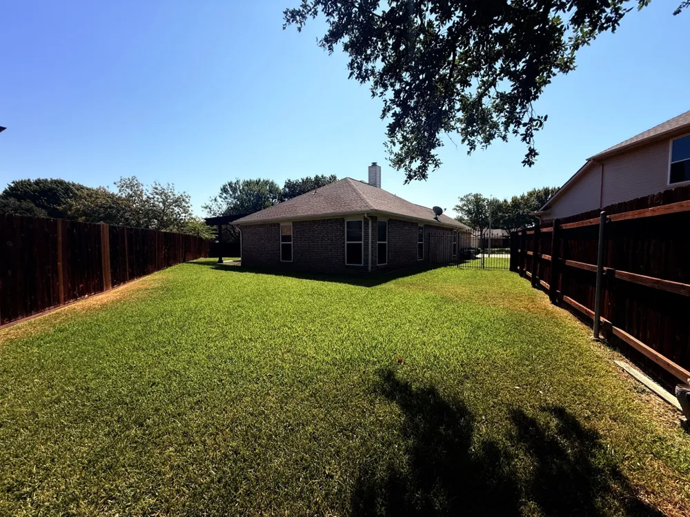 2749 Crystal Glenn Circle Hurst, TX 76054