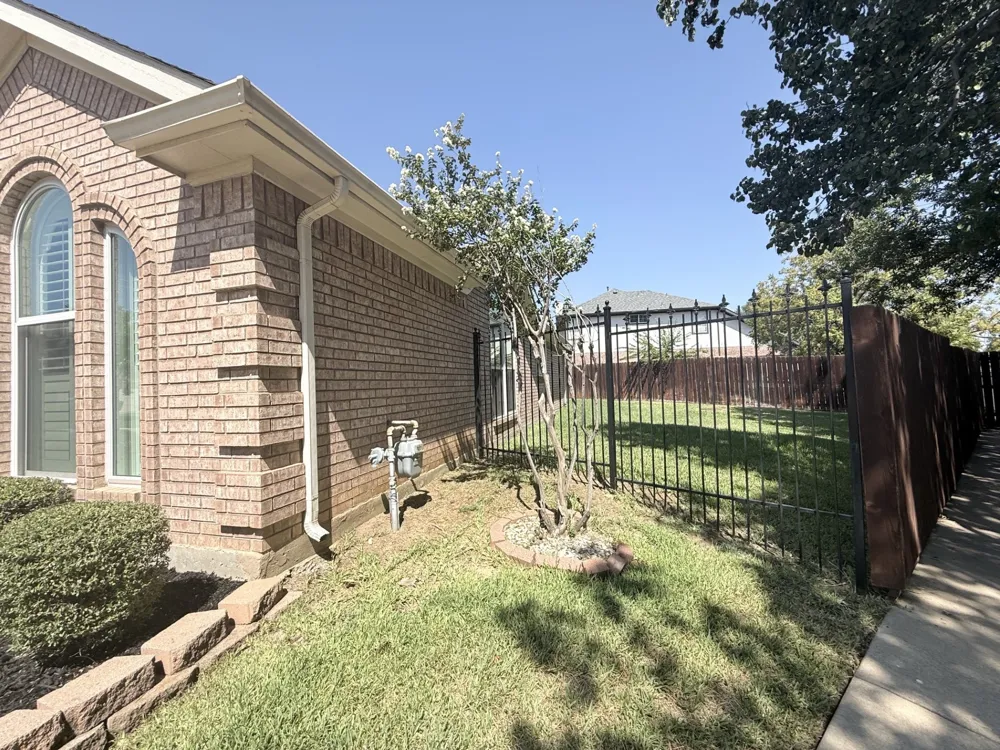 2749 Crystal Glenn Circle Hurst, TX 76054