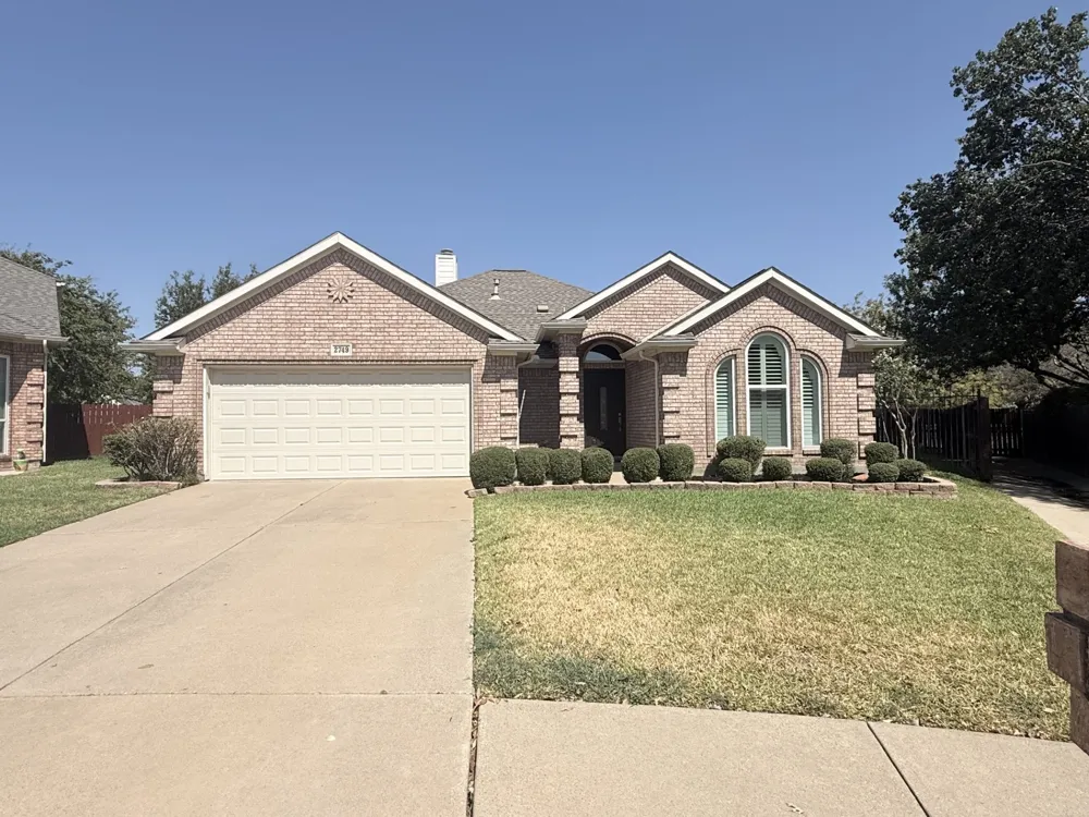 2749 Crystal Glenn Circle Hurst, TX 76054