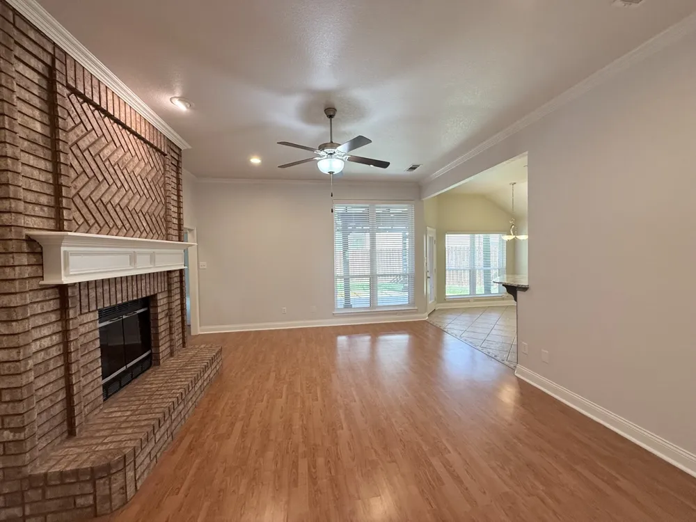 2749 Crystal Glenn Circle Hurst, TX 76054