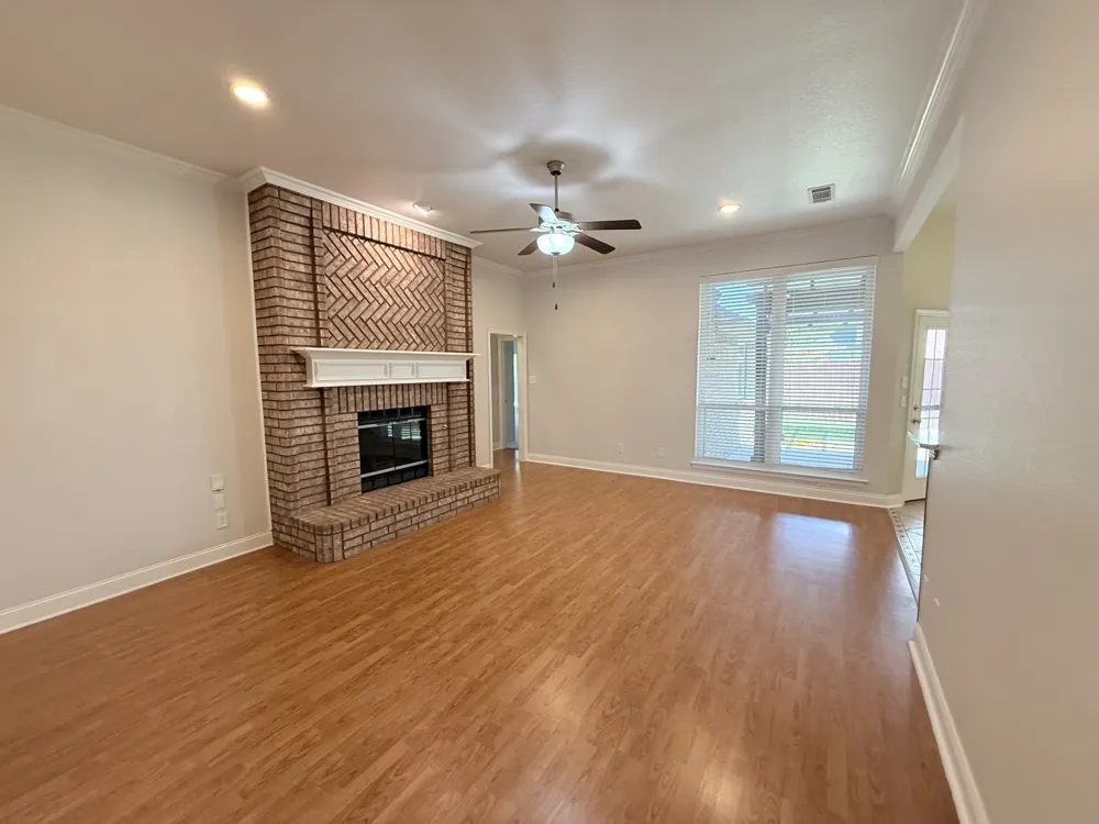 2749 Crystal Glenn Circle Hurst, TX 76054