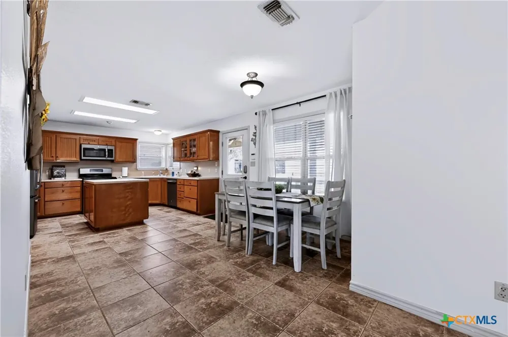 4800 Petter Rainosek Loop La Grange, TX 78945