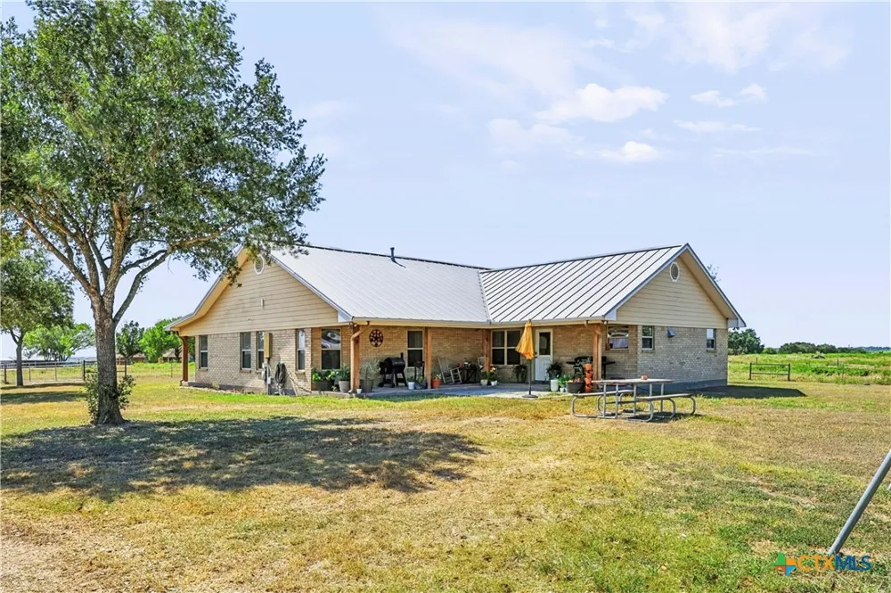 4800 Petter Rainosek Loop La Grange, TX 78945