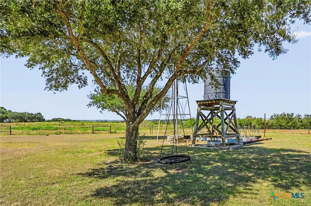 4800 Petter Rainosek Loop La Grange, TX 78945