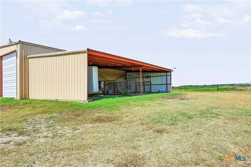 4800 Petter Rainosek Loop La Grange, TX 78945