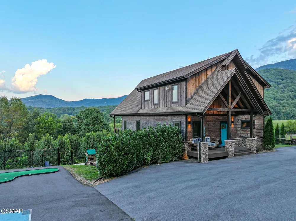3379 Robeson Road Sevierville, TN 37862