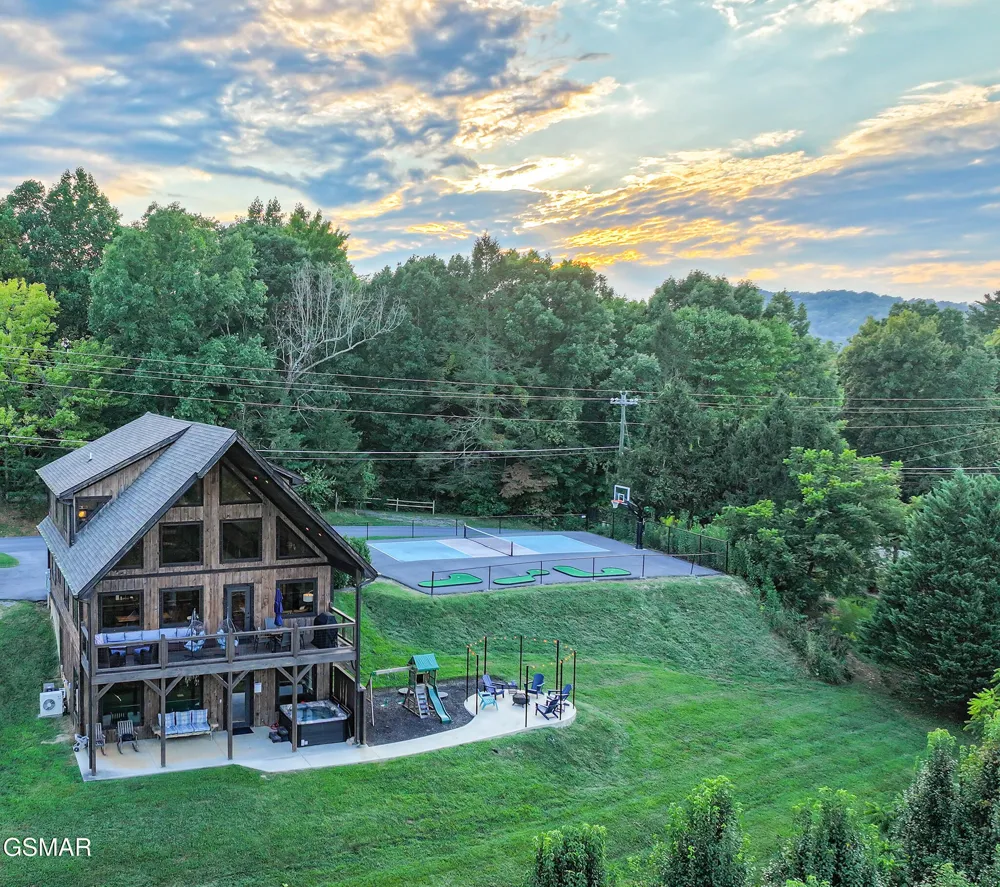 3379 Robeson Road Sevierville, TN 37862