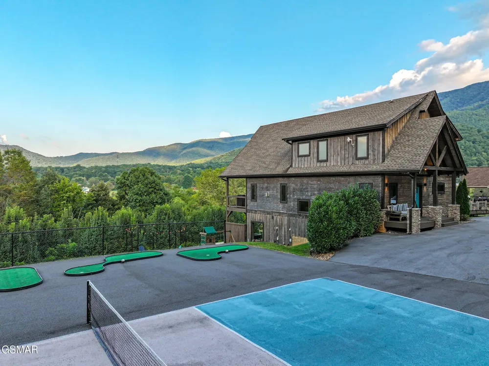 3379 Robeson Road Sevierville, TN 37862