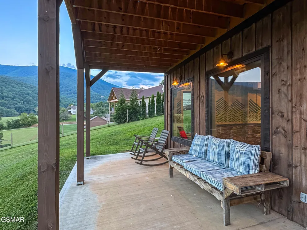 3379 Robeson Road Sevierville, TN 37862