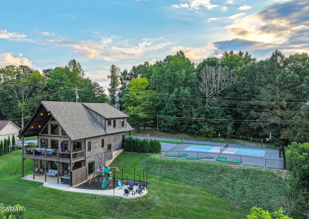 3379 Robeson Road Sevierville, TN 37862