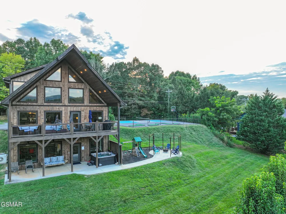 3379 Robeson Road Sevierville, TN 37862