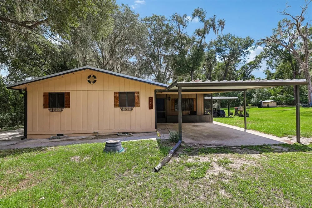 212 DOGWOOD DRIVE Interlachen, FL 32148