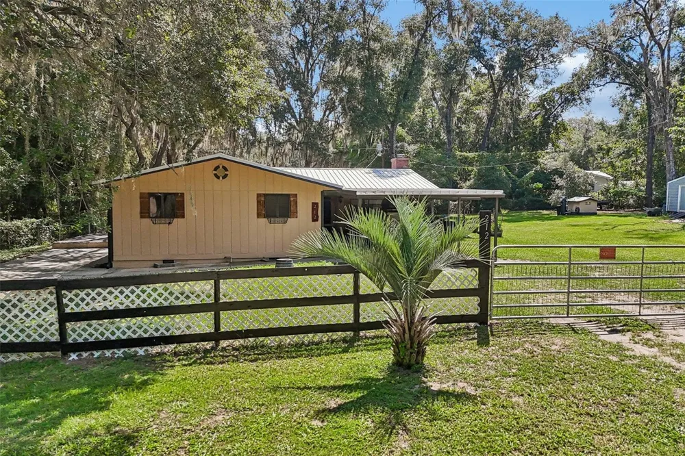 212 DOGWOOD DRIVE Interlachen, FL 32148