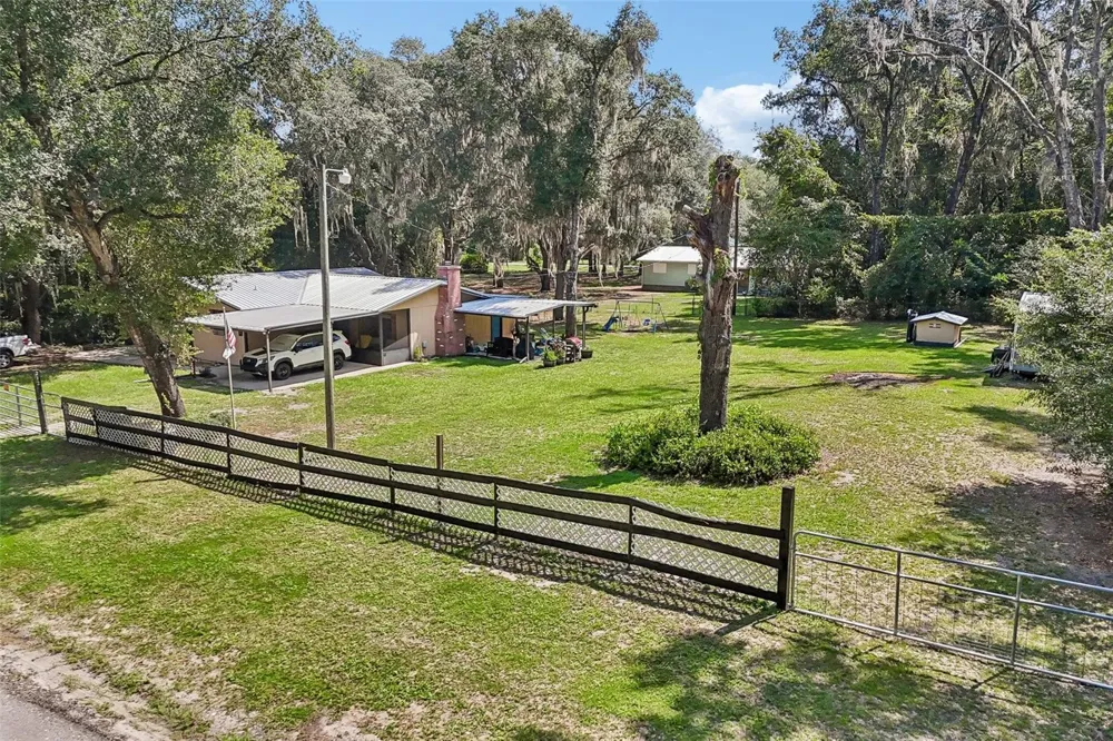 212 DOGWOOD DRIVE Interlachen, FL 32148