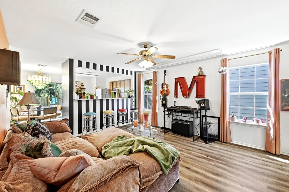 7203 Alegre Pass Austin, TX 78744