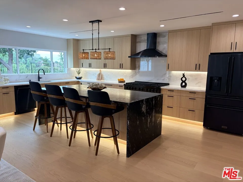 2252 Gloaming Way Los Angeles, CA 90210