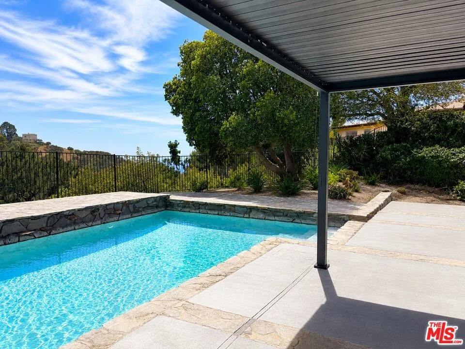 2252 Gloaming Way Los Angeles, CA 90210