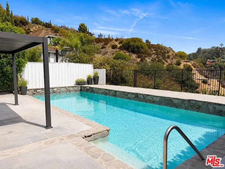 2252 Gloaming Way Los Angeles, CA 90210