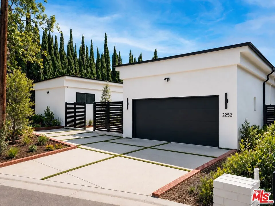 2252 Gloaming Way Los Angeles, CA 90210