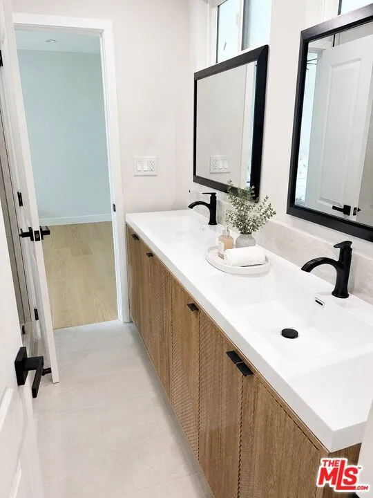 2252 Gloaming Way Los Angeles, CA 90210