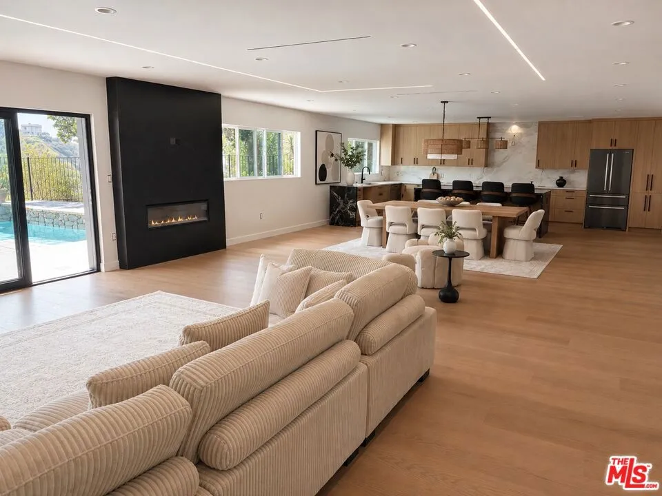 2252 Gloaming Way Los Angeles, CA 90210