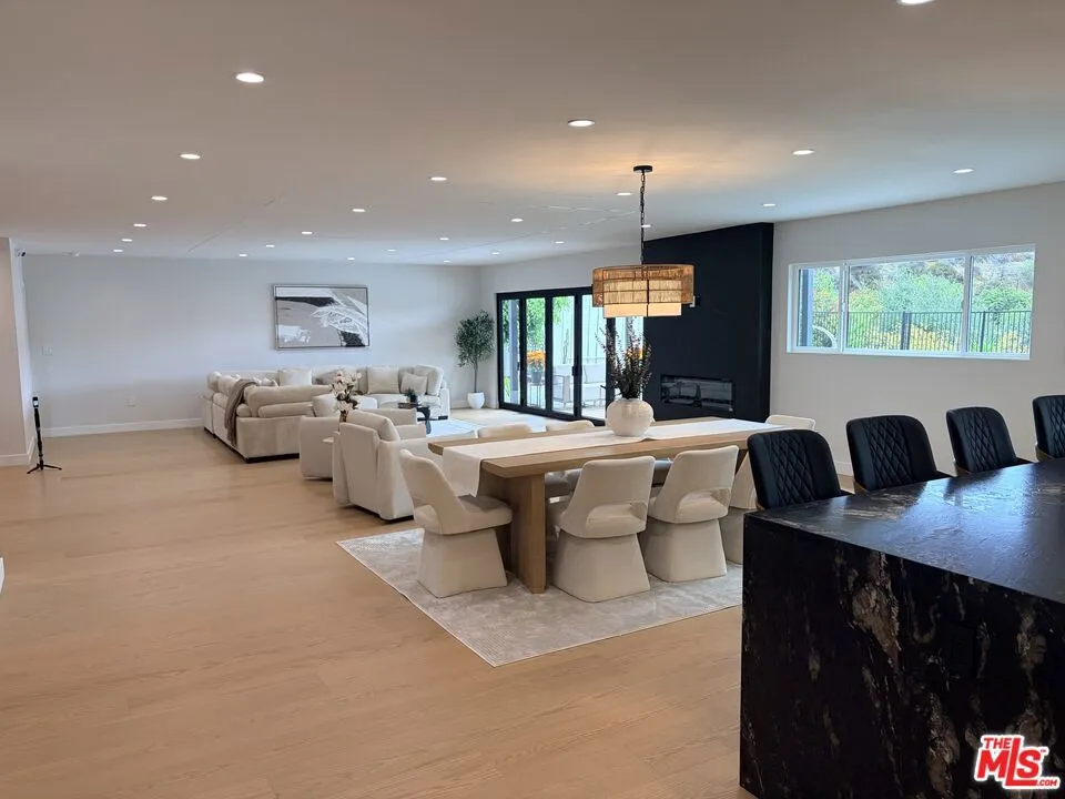 2252 Gloaming Way Los Angeles, CA 90210