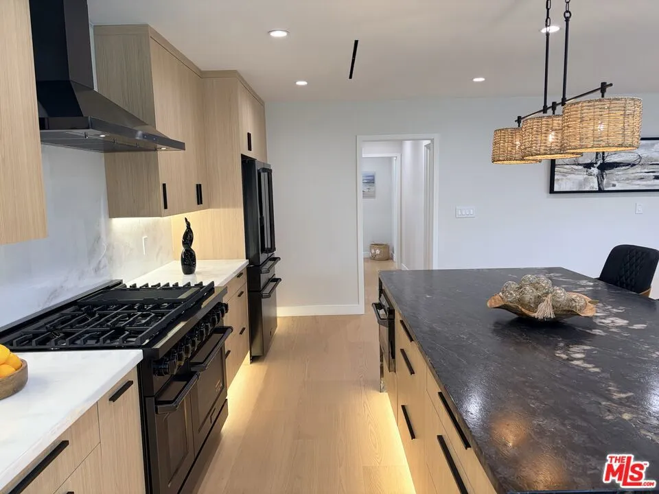 2252 Gloaming Way Los Angeles, CA 90210