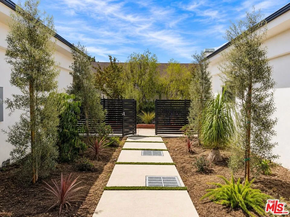 2252 Gloaming Way Los Angeles, CA 90210